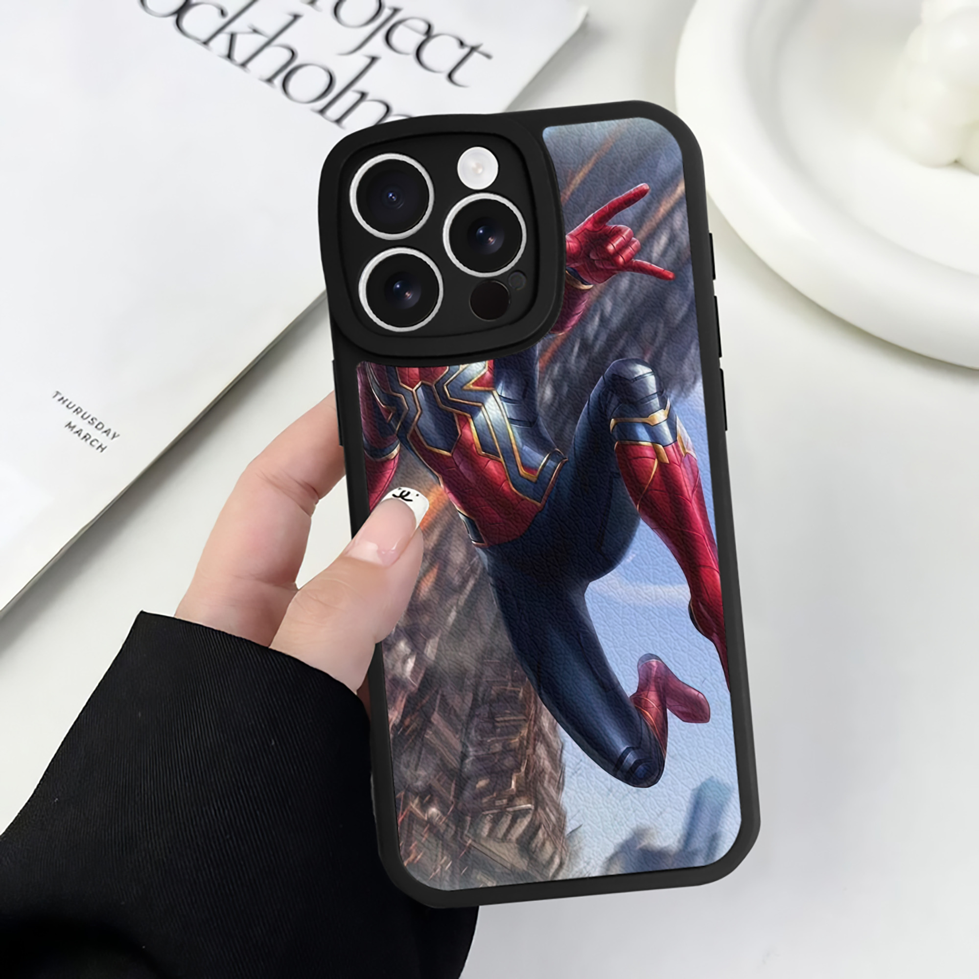 （画像用） Spider Man スパイダーマン 【iPhone 16シリーズ対応】シリコンスマホケース（レザー調） 材質：シリコン